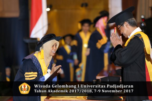 Wisuda Unpad Gel I TA 2017_2018  Fakultas Ekonomi Dan Bisnis oleh Rektor 013