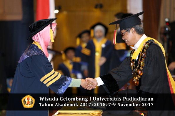 Wisuda Unpad Gel I TA 2017_2018  Fakultas Ekonomi Dan Bisnis oleh Rektor 014