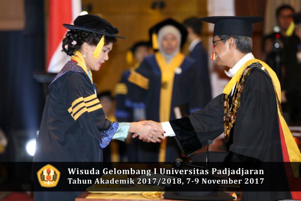 Wisuda Unpad Gel I TA 2017_2018  Fakultas Ekonomi Dan Bisnis oleh Rektor 015