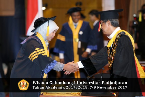 Wisuda Unpad Gel I TA 2017_2018  Fakultas Ekonomi Dan Bisnis oleh Rektor 016