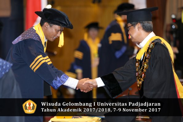 Wisuda Unpad Gel I TA 2017_2018  Fakultas Ekonomi Dan Bisnis oleh Rektor 017