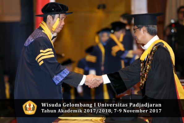 Wisuda Unpad Gel I TA 2017_2018  Fakultas Ekonomi Dan Bisnis oleh Rektor 018