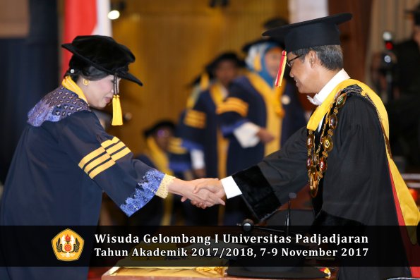 Wisuda Unpad Gel I TA 2017_2018  Fakultas Ekonomi Dan Bisnis oleh Rektor 019
