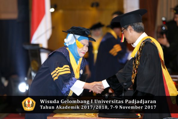 Wisuda Unpad Gel I TA 2017_2018  Fakultas Ekonomi Dan Bisnis oleh Rektor 020
