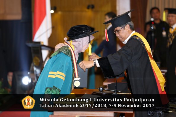 Wisuda Unpad Gel I TA 2017_2018  Fakultas Ekonomi Dan Bisnis oleh Rektor 053