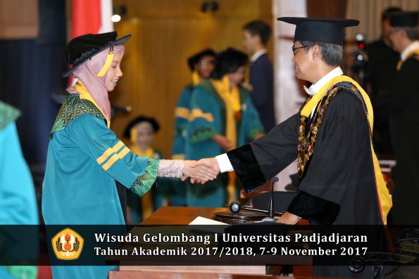 Wisuda Unpad Gel I TA 2017_2018  Fakultas Ekonomi Dan Bisnis oleh Rektor 066