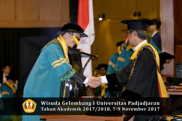 Wisuda Unpad Gel I TA 2017_2018  Fakultas Ekonomi Dan Bisnis oleh Rektor 074