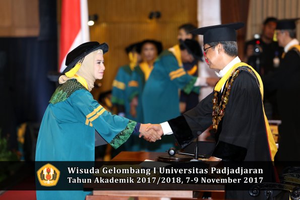 Wisuda Unpad Gel I TA 2017_2018  Fakultas Ekonomi Dan Bisnis oleh Rektor 086