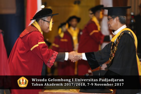 Wisuda Unpad Gel I TA 2017_2018  Fakultas Ekonomi Dan Bisnis oleh Rektor 227