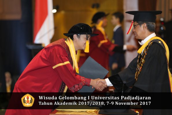 Wisuda Unpad Gel I TA 2017_2018  Fakultas Ekonomi Dan Bisnis oleh Rektor 230