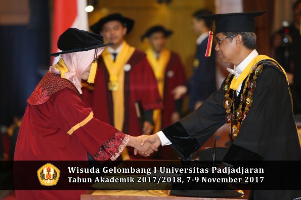 Wisuda Unpad Gel I TA 2017_2018  Fakultas Ekonomi Dan Bisnis oleh Rektor 232
