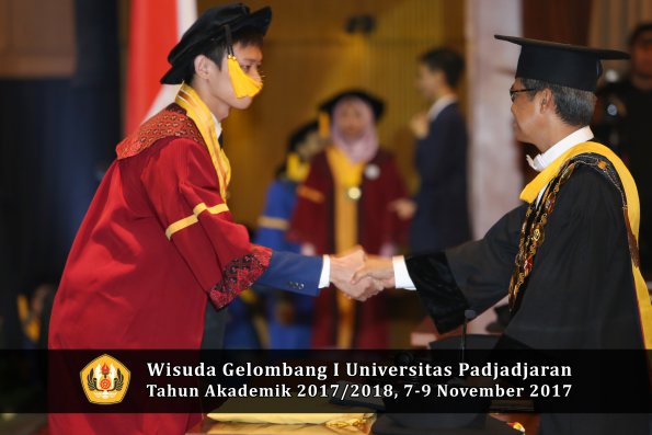 Wisuda Unpad Gel I TA 2017_2018  Fakultas Ekonomi Dan Bisnis oleh Rektor 239