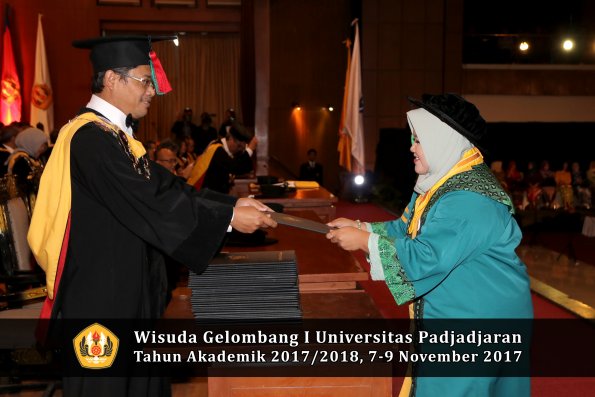 Wisuda Unpad Gel I TA 2017_2018  Fakultas Teknlogi industri pertanian oleh dekan 001