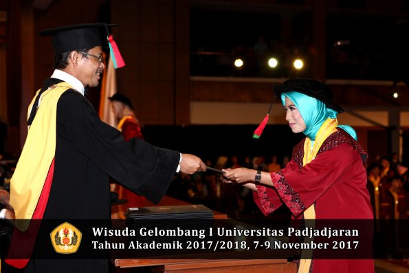 Wisuda Unpad Gel I TA 2017_2018  Fakultas Teknlogi industri pertanian oleh dekan 011