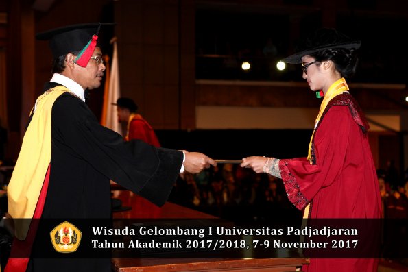 Wisuda Unpad Gel I TA 2017_2018  Fakultas Teknlogi industri pertanian oleh dekan 016