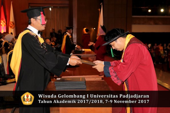Wisuda Unpad Gel I TA 2017_2018  Fakultas Teknlogi industri pertanian oleh dekan 018