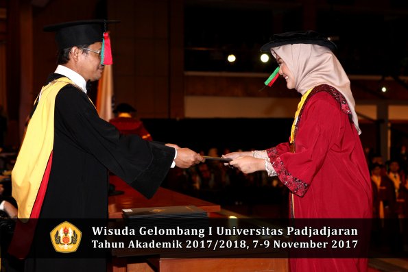 Wisuda Unpad Gel I TA 2017_2018  Fakultas Teknlogi industri pertanian oleh dekan 019