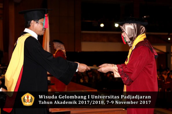 Wisuda Unpad Gel I TA 2017_2018  Fakultas Teknlogi industri pertanian oleh dekan 020