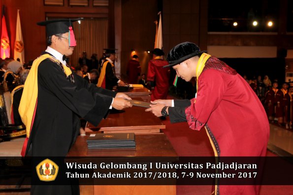 Wisuda Unpad Gel I TA 2017_2018  Fakultas Teknlogi industri pertanian oleh dekan 024