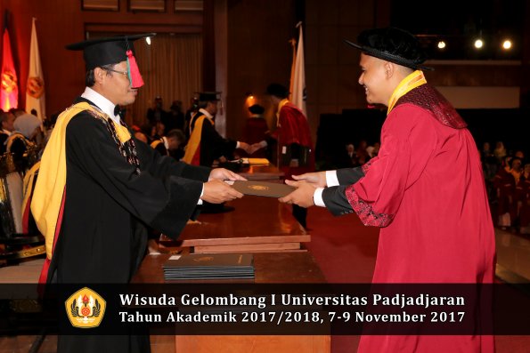 Wisuda Unpad Gel I TA 2017_2018  Fakultas Teknlogi industri pertanian oleh dekan 027