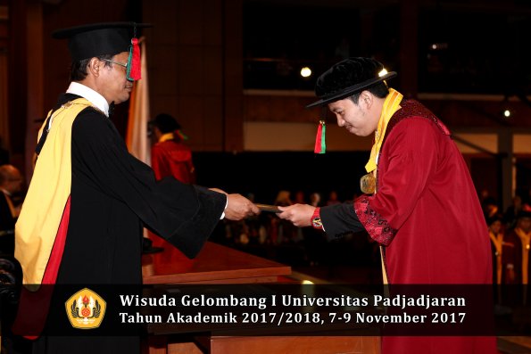 Wisuda Unpad Gel I TA 2017_2018  Fakultas Teknlogi industri pertanian oleh dekan 030