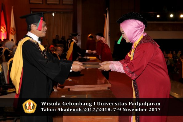 Wisuda Unpad Gel I TA 2017_2018  Fakultas Teknlogi industri pertanian oleh dekan 034