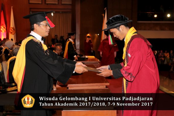 Wisuda Unpad Gel I TA 2017_2018  Fakultas Teknlogi industri pertanian oleh dekan 035