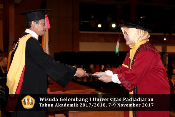Wisuda Unpad Gel I TA 2017_2018  Fakultas Teknlogi industri pertanian oleh dekan 036