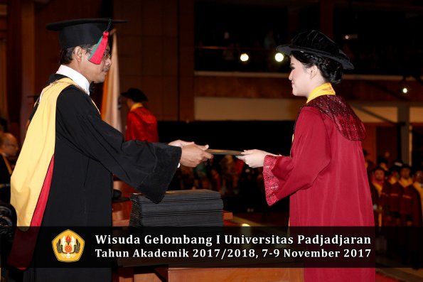 Wisuda Unpad Gel I TA 2017_2018  Fakultas Teknlogi industri pertanian oleh dekan 038