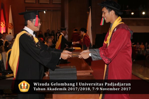 Wisuda Unpad Gel I TA 2017_2018  Fakultas Teknlogi industri pertanian oleh dekan 039