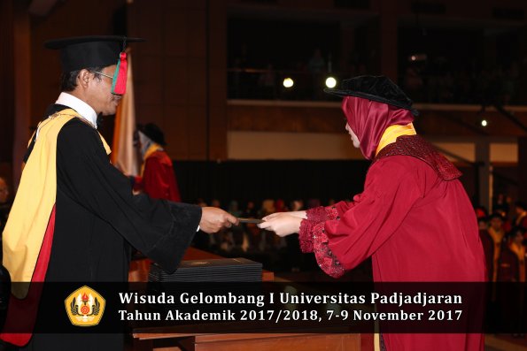 Wisuda Unpad Gel I TA 2017_2018  Fakultas Teknlogi industri pertanian oleh dekan 046