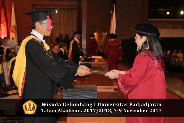 Wisuda Unpad Gel I TA 2017_2018  Fakultas Teknlogi industri pertanian oleh dekan 047