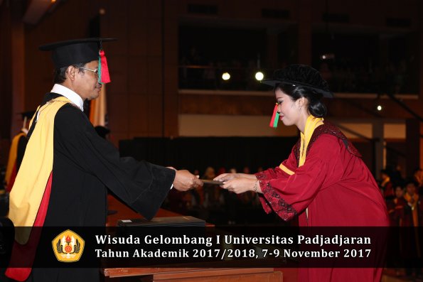 Wisuda Unpad Gel I TA 2017_2018  Fakultas Teknlogi industri pertanian oleh dekan 048