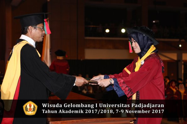 Wisuda Unpad Gel I TA 2017_2018  Fakultas Teknlogi industri pertanian oleh dekan 056