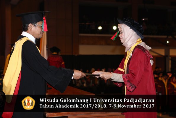 Wisuda Unpad Gel I TA 2017_2018  Fakultas Teknlogi industri pertanian oleh dekan 057