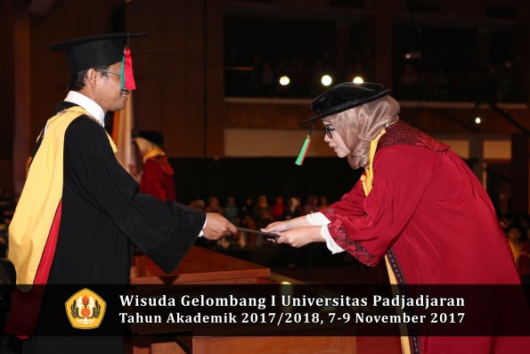 Wisuda Unpad Gel I TA 2017_2018  Fakultas Teknlogi industri pertanian oleh dekan 068