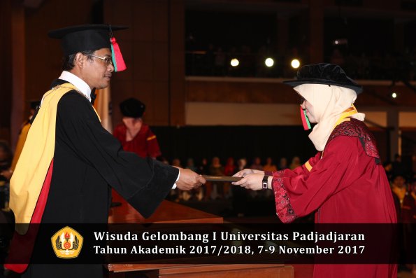 Wisuda Unpad Gel I TA 2017_2018  Fakultas Teknlogi industri pertanian oleh dekan 071
