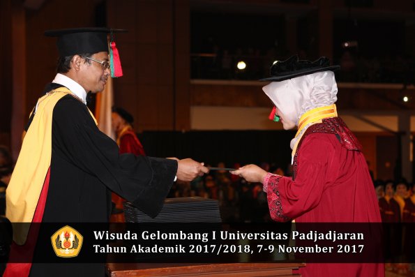 Wisuda Unpad Gel I TA 2017_2018  Fakultas Teknlogi industri pertanian oleh dekan 073