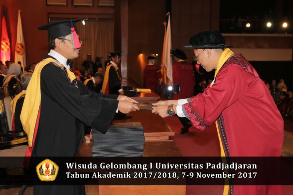 Wisuda Unpad Gel I TA 2017_2018  Fakultas Teknlogi industri pertanian oleh dekan 075
