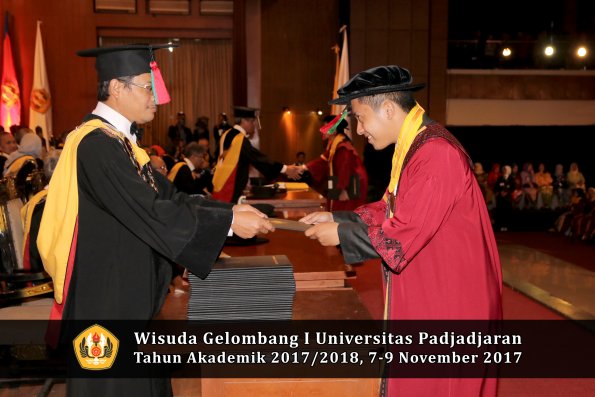 Wisuda Unpad Gel I TA 2017_2018  Fakultas Teknlogi industri pertanian oleh dekan 077