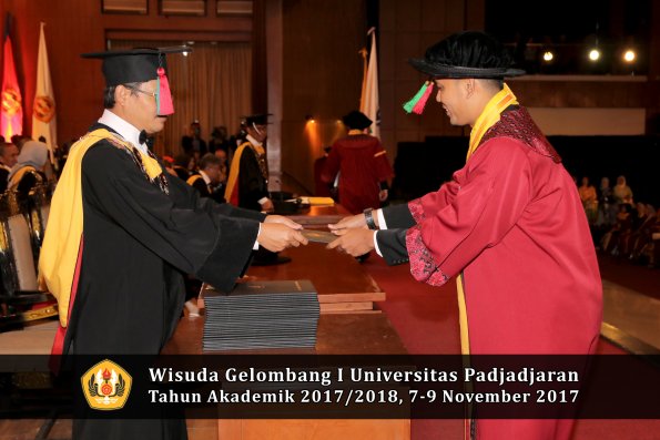 Wisuda Unpad Gel I TA 2017_2018  Fakultas Teknlogi industri pertanian oleh dekan 079