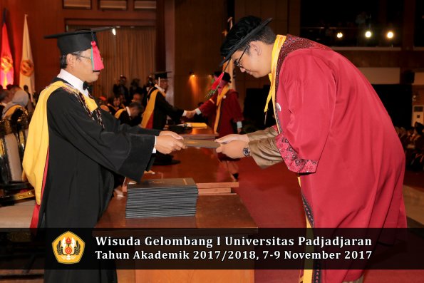 Wisuda Unpad Gel I TA 2017_2018  Fakultas Teknlogi industri pertanian oleh dekan 082