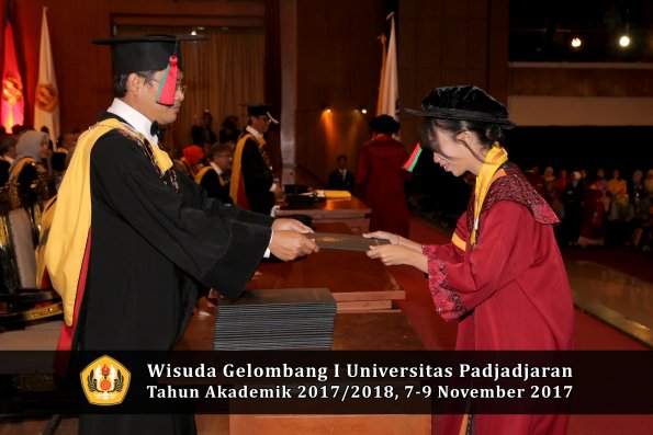 Wisuda Unpad Gel I TA 2017_2018  Fakultas Teknlogi industri pertanian oleh dekan 084