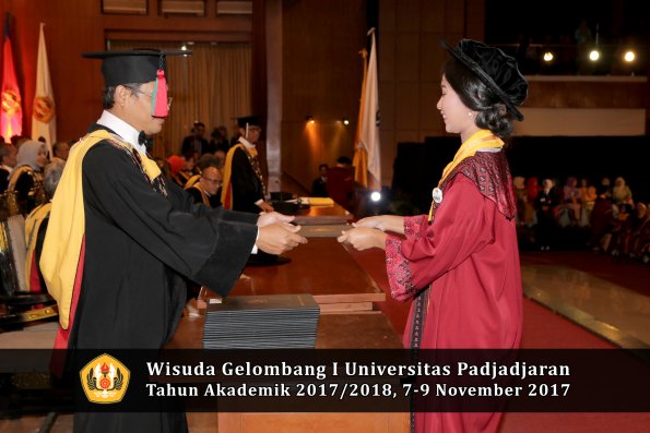 Wisuda Unpad Gel I TA 2017_2018  Fakultas Teknlogi industri pertanian oleh dekan 086