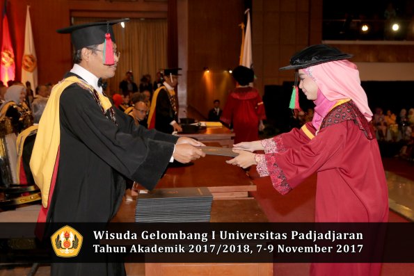 Wisuda Unpad Gel I TA 2017_2018  Fakultas Teknlogi industri pertanian oleh dekan 087