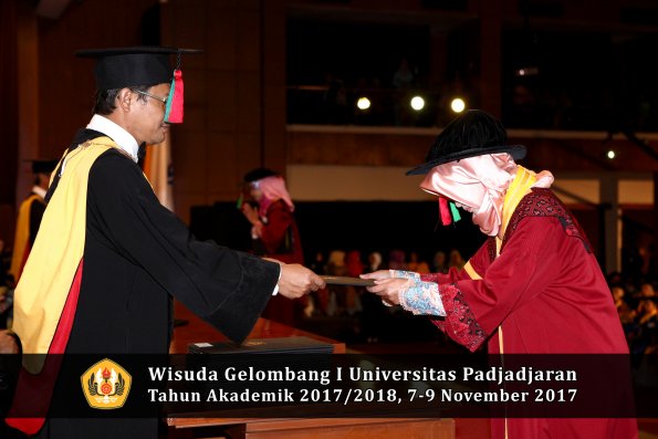 Wisuda Unpad Gel I TA 2017_2018  Fakultas Teknlogi industri pertanian oleh dekan 088