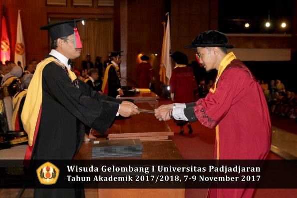 Wisuda Unpad Gel I TA 2017_2018  Fakultas Teknlogi industri pertanian oleh dekan 094