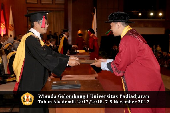 Wisuda Unpad Gel I TA 2017_2018  Fakultas Teknlogi industri pertanian oleh dekan 098