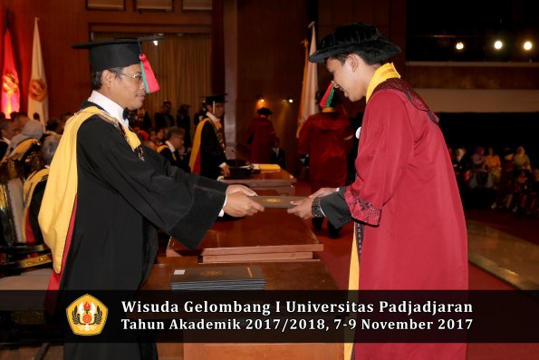 Wisuda Unpad Gel I TA 2017_2018  Fakultas Teknlogi industri pertanian oleh dekan 099