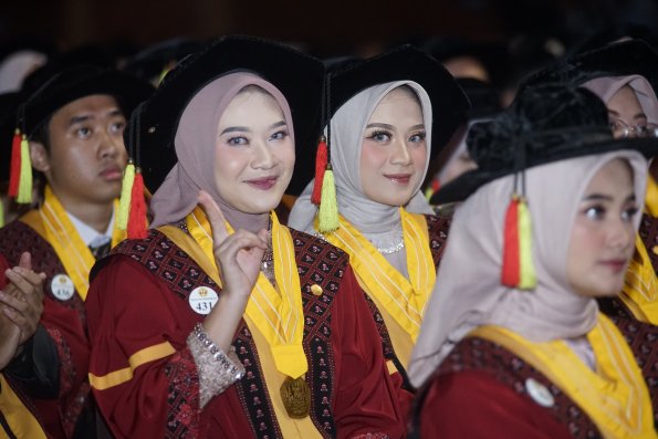 WISUDA UNPAD GOL. 1 TA 2023-2024 LIPUTAN SESI 3 (30)